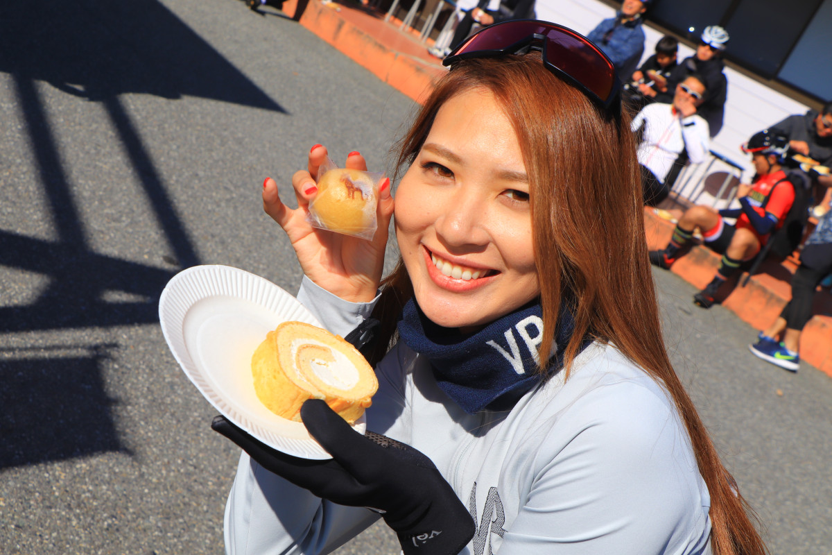 地元の老舗、清月のロールケーキ　石垣さんも思わずにっこり