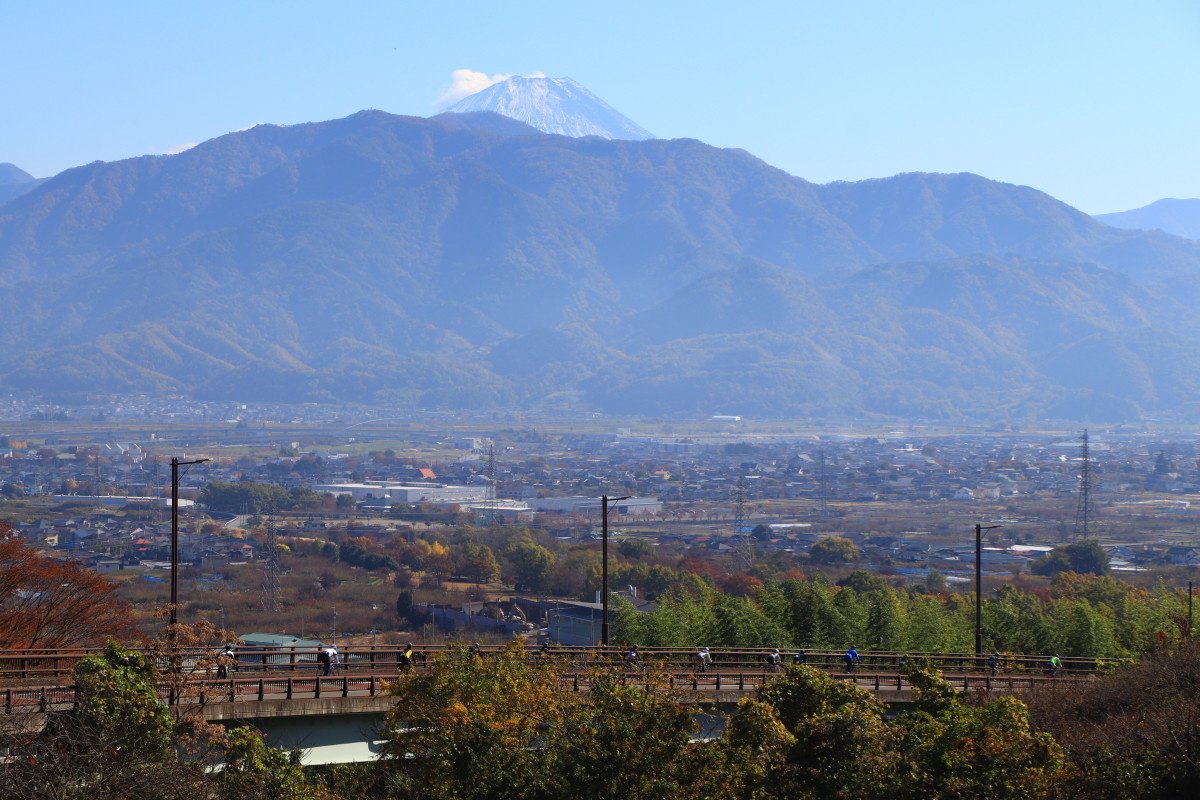 湯沢公園からは富士山の頭が少しだけ見える ダウンヒル中についつい見とれてしまいそう