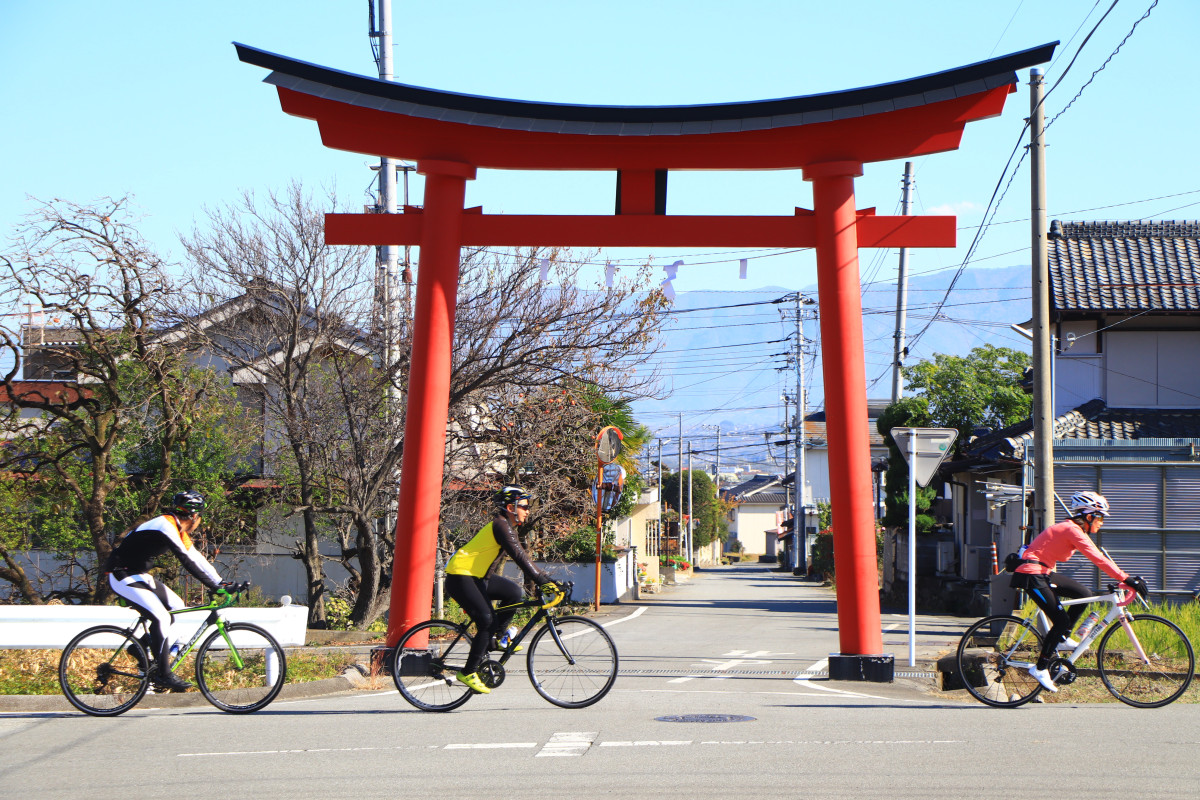 真っ赤な鳥居の前を過ぎればフィニッシュはもうすぐ