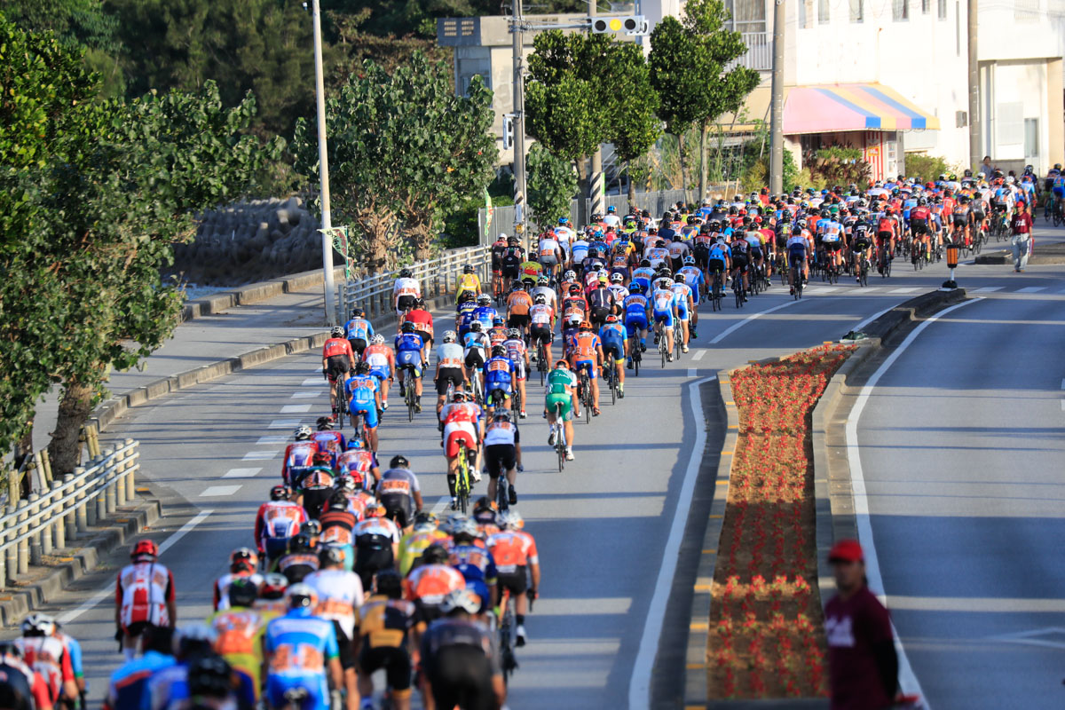 長く伸びる市民210kmのメイン集団