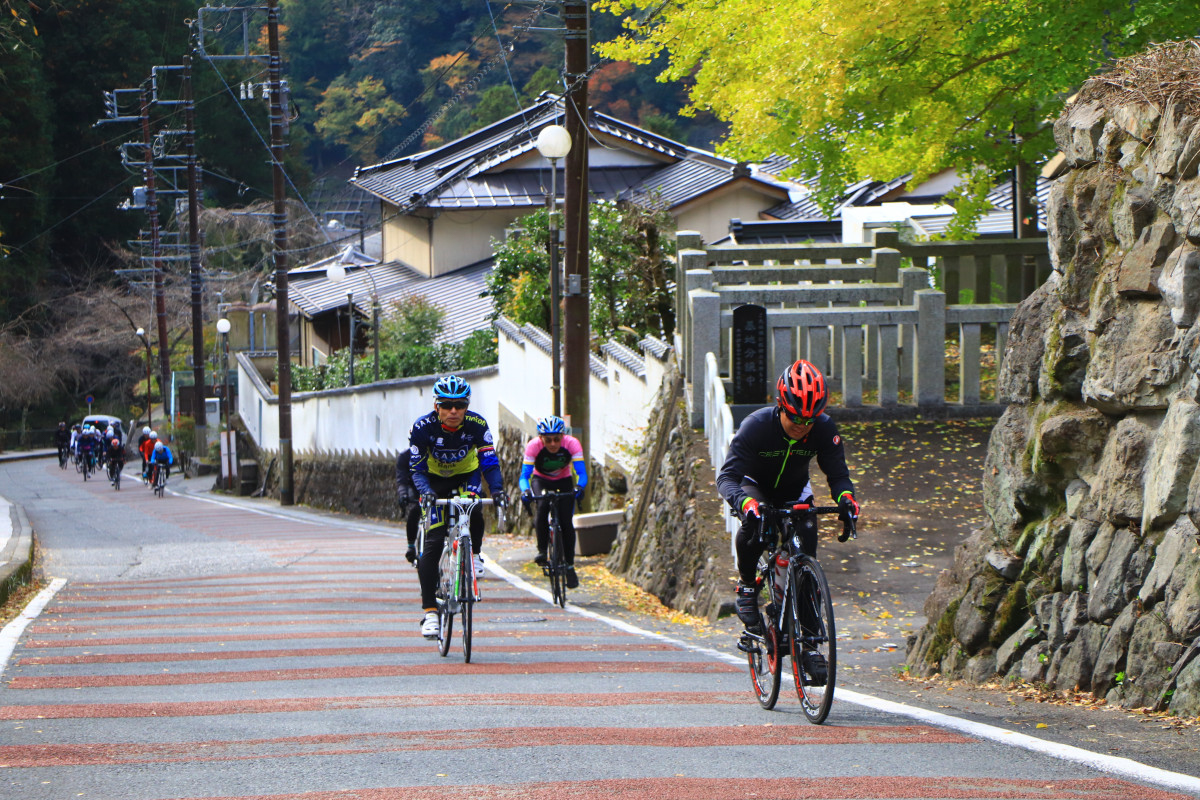 久遠寺に向けた登りは誰もがうつむくほど