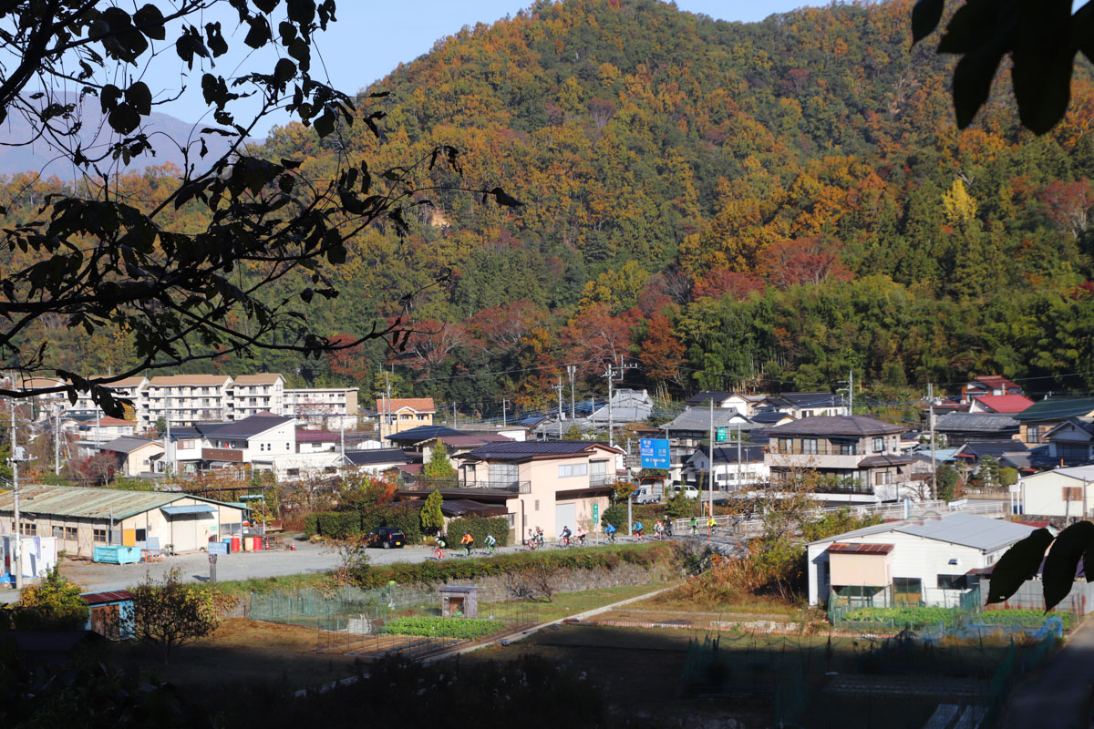 小刻みにアップダウンを繰り返す山間には、久那土の集落が広がる