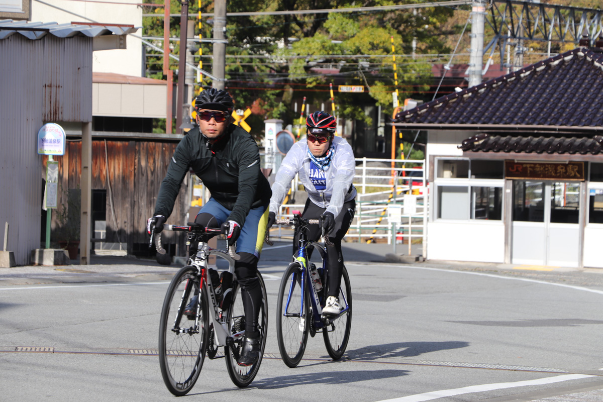 身延線の線路を渡り第1エイドの湯之奥金山博物館を目指す