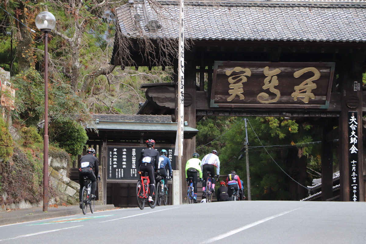 しばらく走ると久遠寺の総門が現れる。ここから先が久遠寺だ