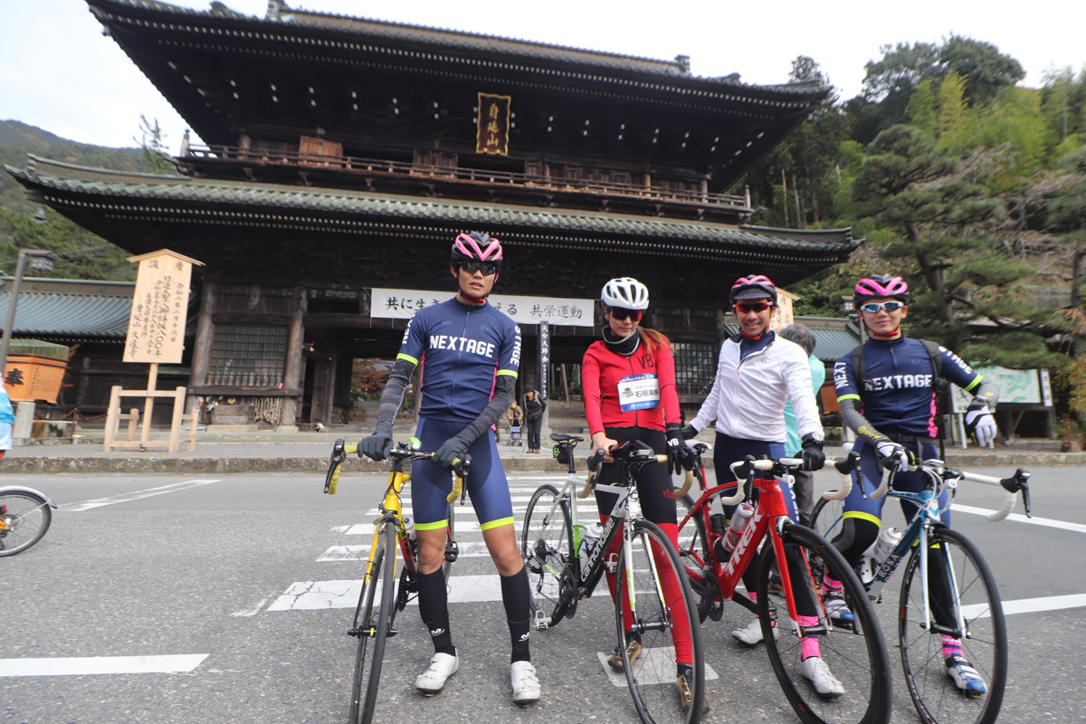 久遠寺の三門前で記念にパチリ