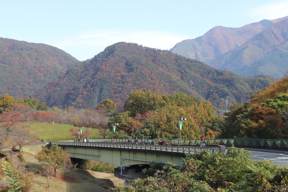 南アルプスの麓にある富士川クラフトパークからは、毛無山など富士山の外輪山を眺められる