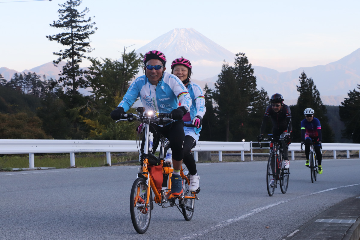 富士山をバックに登ってくるタンデムの夫妻