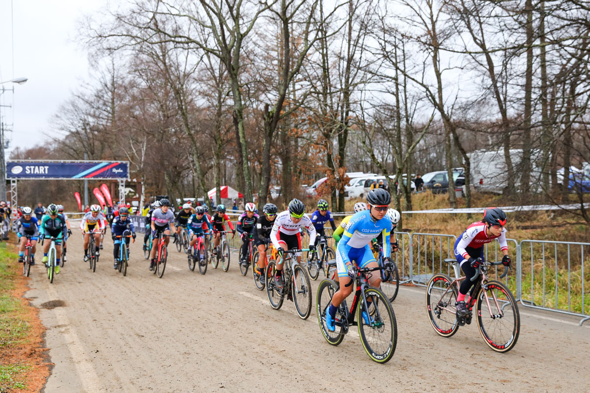 女子エリート　スタート後すぐ先頭に立つ今井美穂（CO2bicycle）と西山みゆき（東洋フレーム）