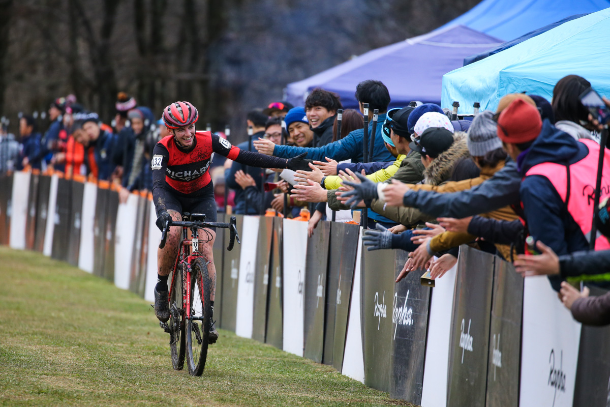 女子エリート　2番手でフィニッシュするテイラー・ホワイト（アメリカ、Richard Sachs Cyclocross）