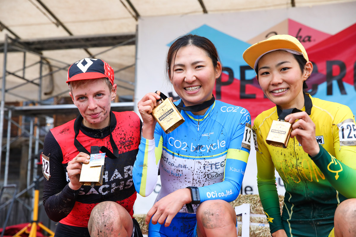 女子エリート カウベルを獲得した今井美穂(CO2bicycle)ら