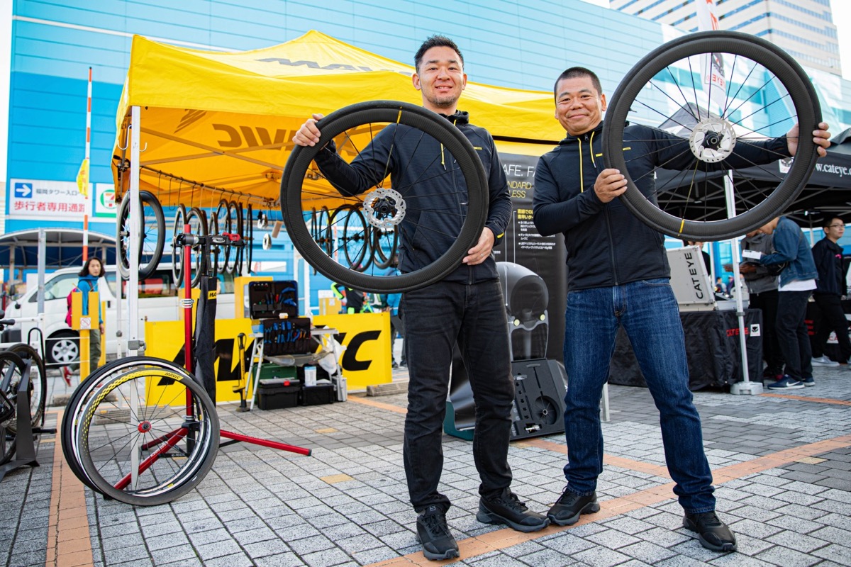 マヴィック:プレゼンテーションで一番の集客を集めていたマヴィック。USTホイールを自分のバイクで試せる絶好の機会だった