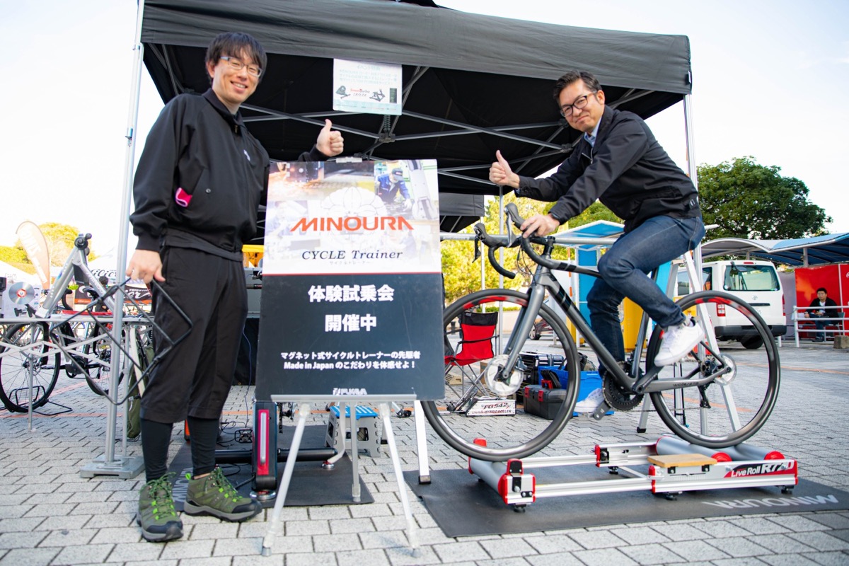 フカヤ:ミノウラのスマートトレーナーKAGURA神楽でZWIFT体験。3本ローラー初体験では難しさに四苦八苦する姿も(笑)