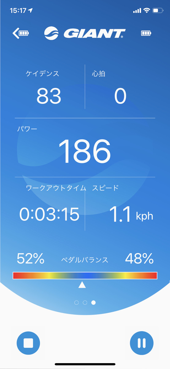 測定画面ではパワー値とペダリングバランスが見やすい配置に