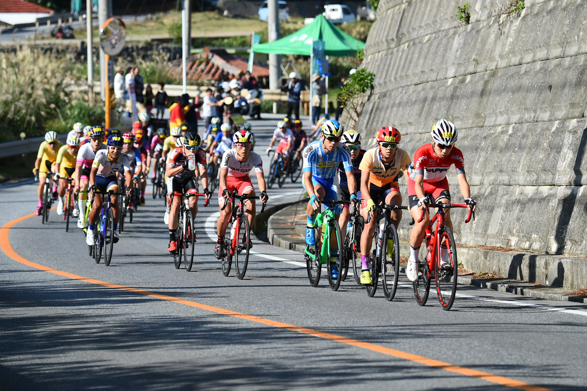 普久川ダム登りへと向かう市民140kmオープンの集団