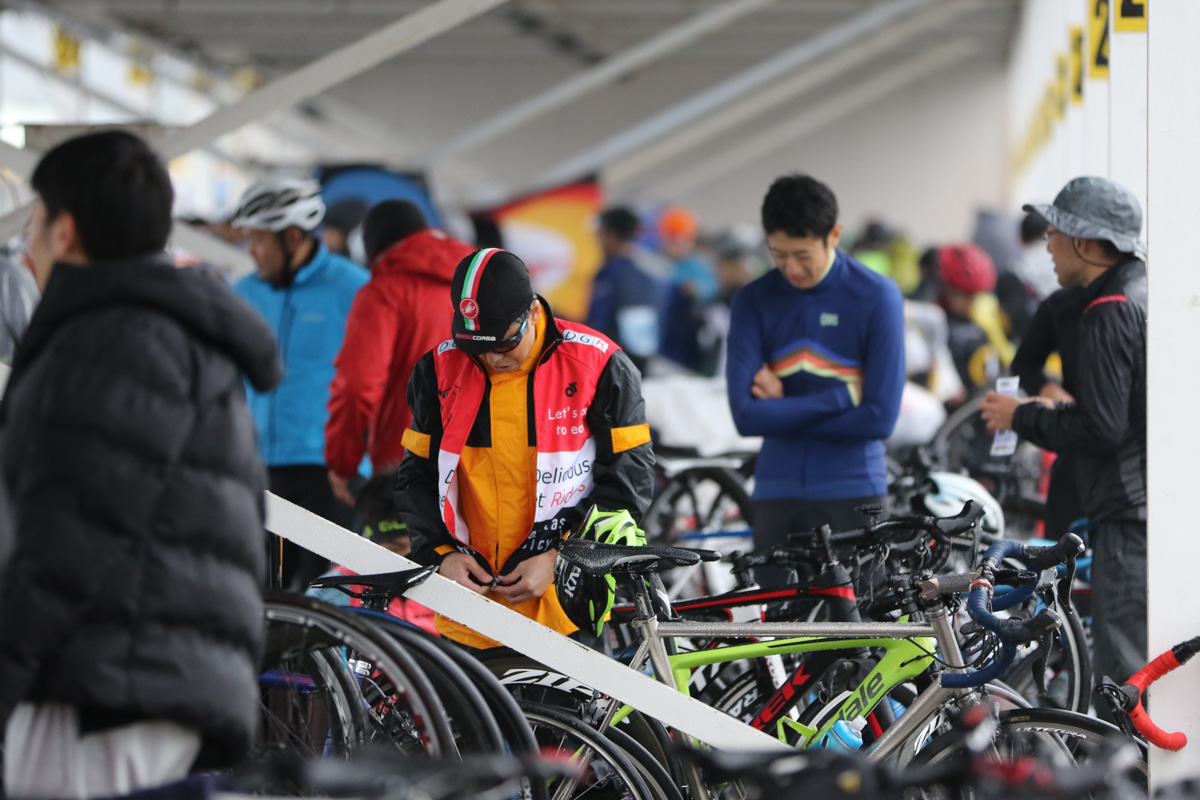 雨天レースのため準備に余念がない