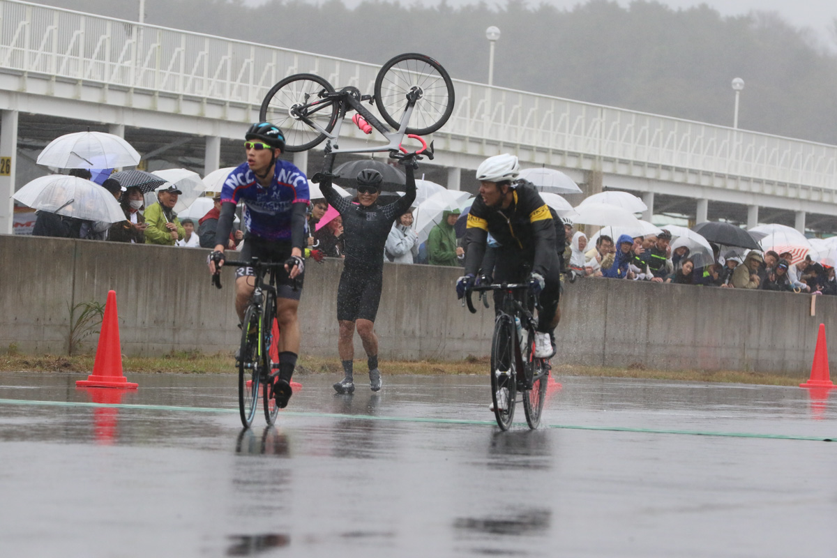 バイクを掲げながらフィニッシュを迎える