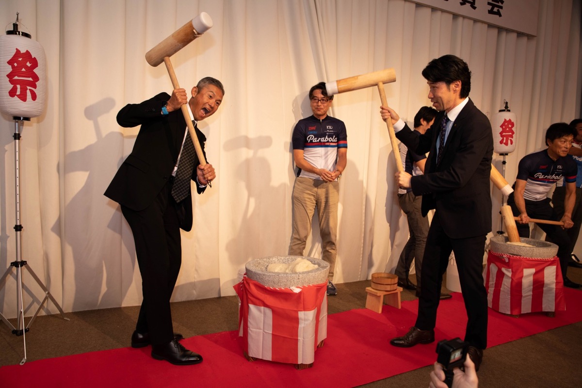 栗村修さんと竹谷賢二さんが祝い餅つき