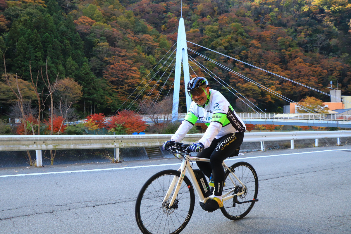 間もなく第1エイドに到着 紅葉が美しい
