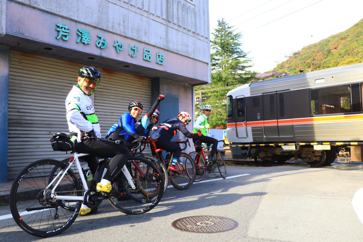 ちょうど身延線の電車が通過中