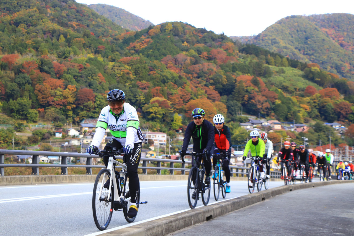 少しゆっくり目の集団にジョイン　平地を25km/h前後で進む集団は何とかついて行けるという