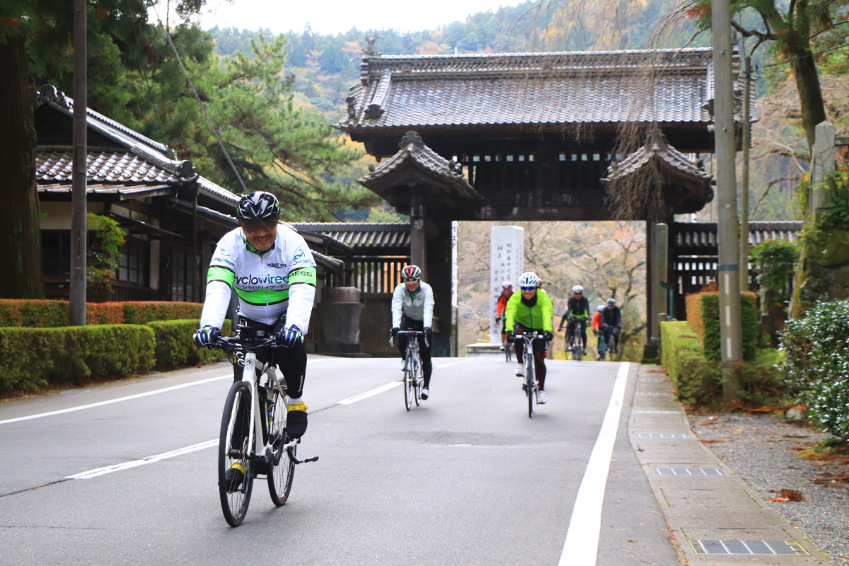 身延山の総門をくぐる ここからは門前町の登りへ