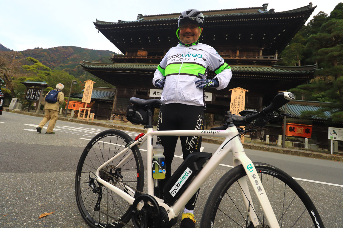 身延山の山門前にて 激坂が始まる直前だ