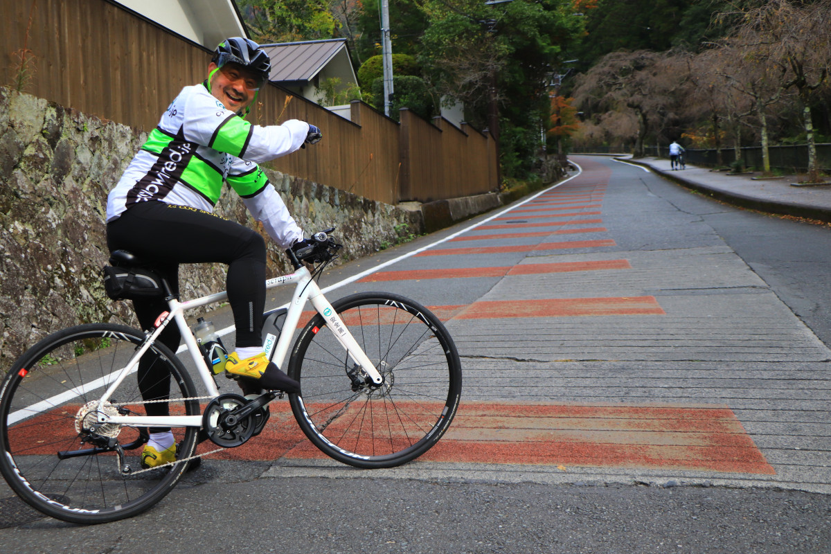 スゴイ坂だな!と嬉しそうである E-BIKEライダーにとっては最高に楽しいセクションだろう