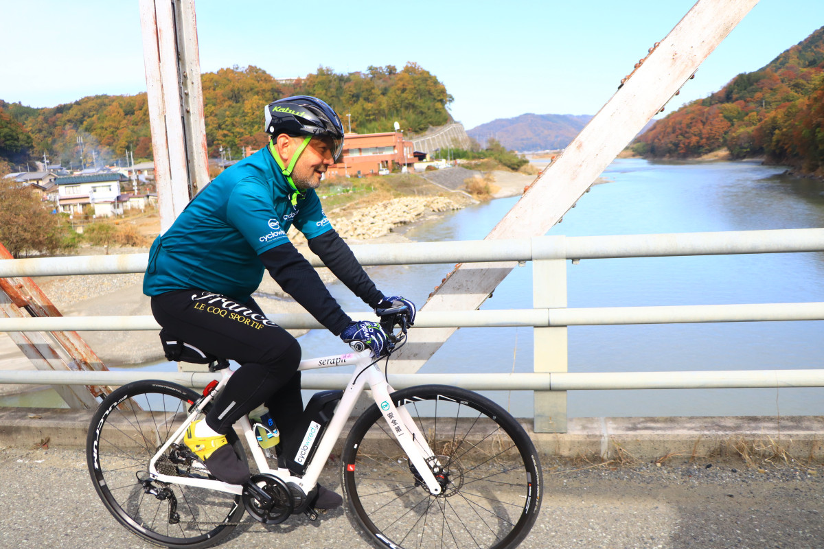 富士川を渡っていく。平坦は結構キツイけど、そろそろみんなも疲れてきたみたいだな、とは会長の弁。