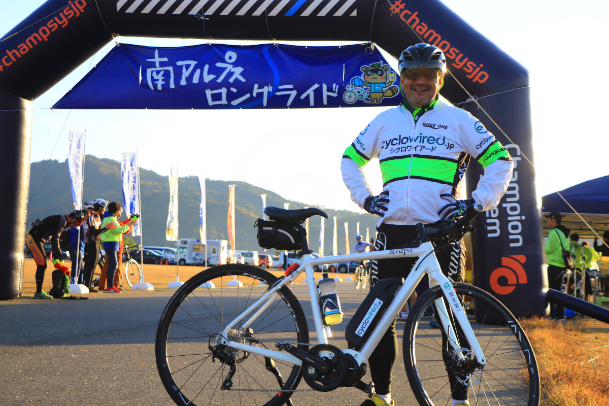 「E-BIKEで走るとめちゃくちゃ楽しいイベントだったな！」とメタボ会長　顔の横のチャリたぬ君も真顔になっているように見える