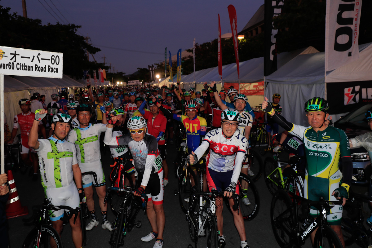 夜明け前、スタートを待つ市民50kmオーバー60クラスの選手たち