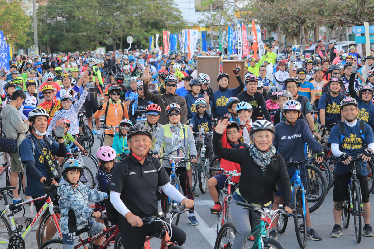 離島サイクリングの参加者たち。地元の方や初心者が多い