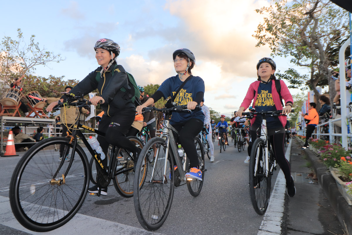 離島サイクリングに出発していく参加者たち