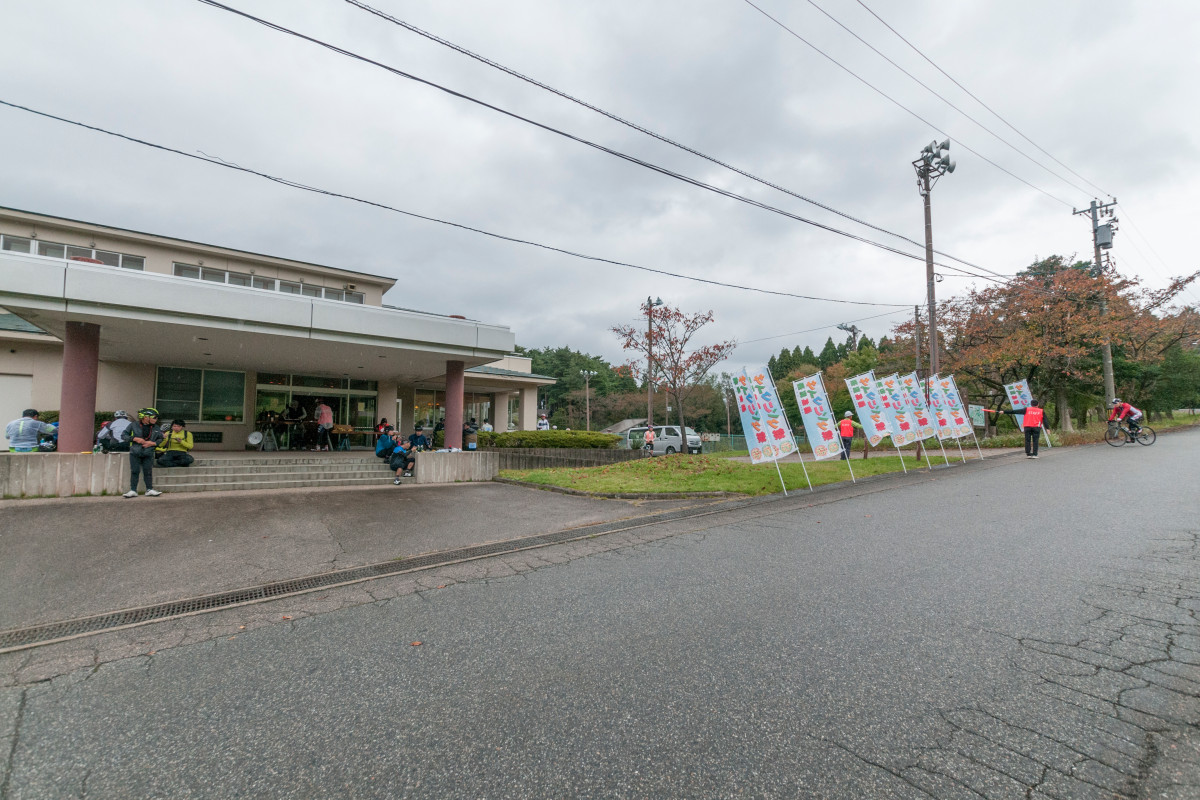 超上りの後、第２エイドステーション「閑乗寺高原」に到着
