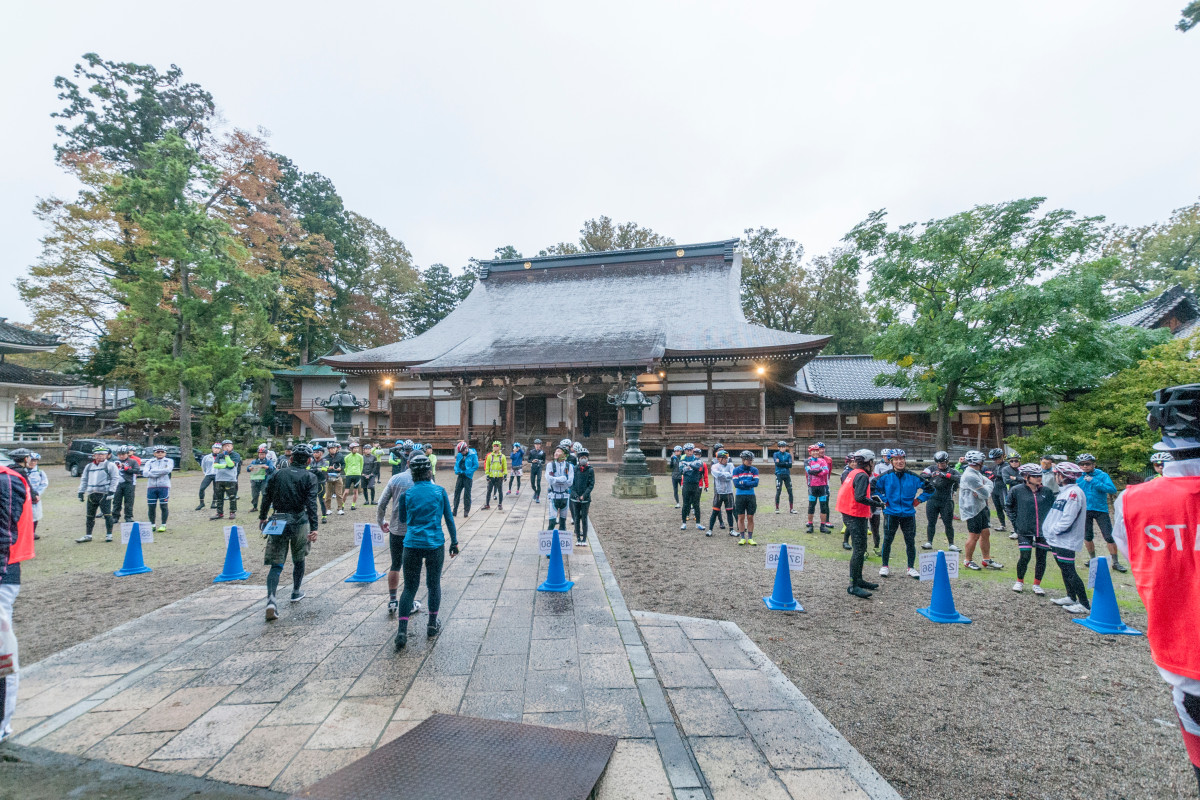 雨も上がりもうすぐ開会式の善徳寺境内