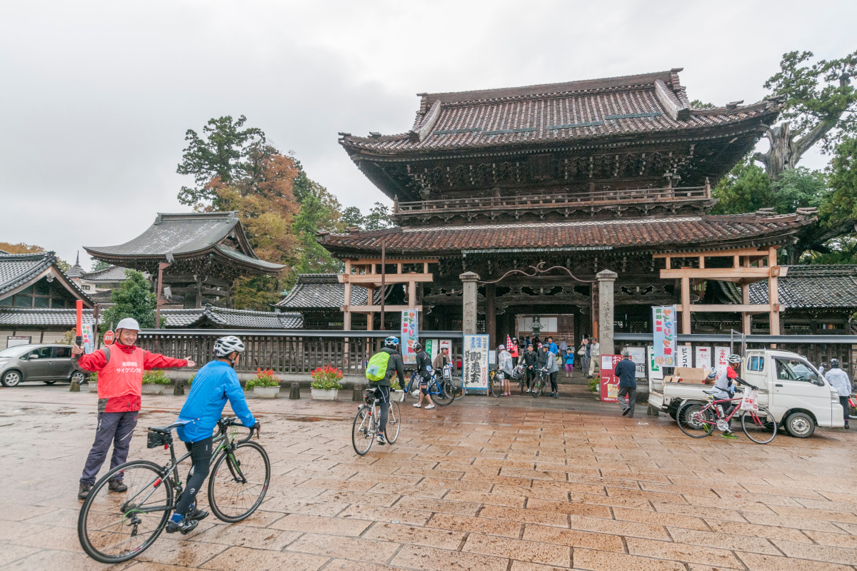 雨の中、城端別院 善徳寺へゴール！