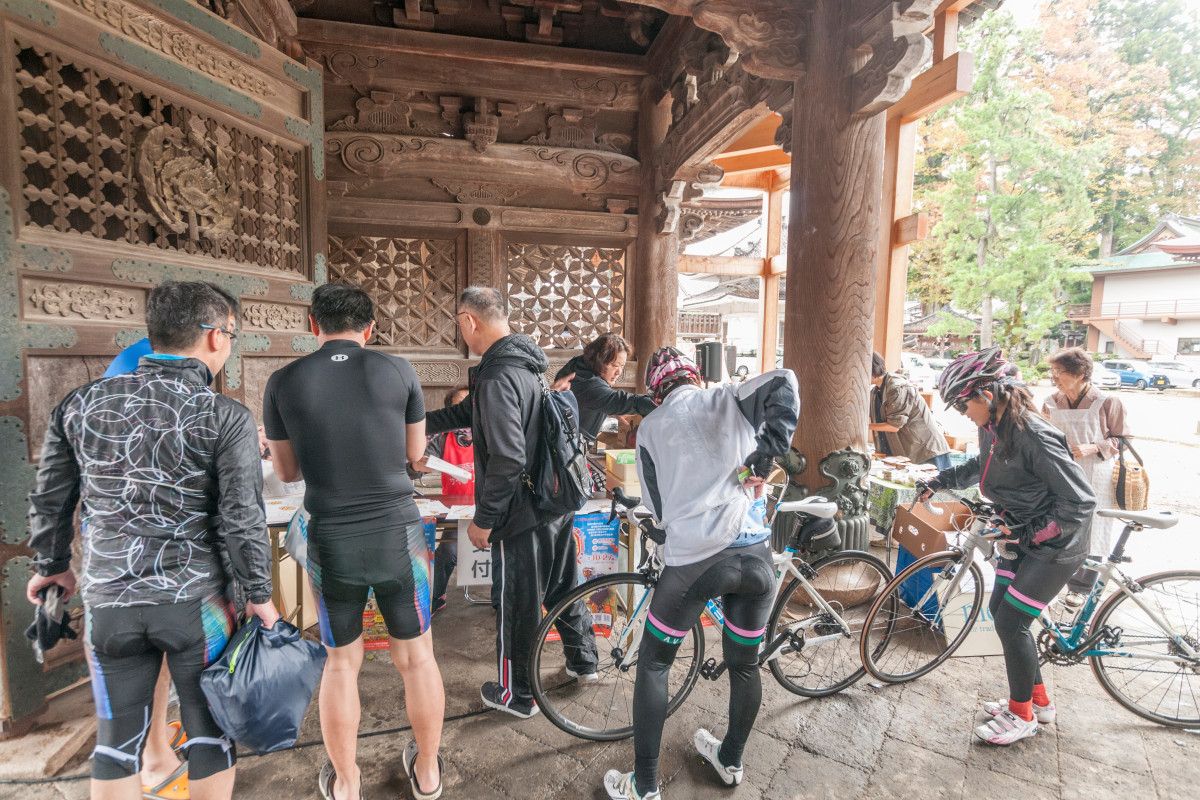 善徳寺山門下で完走証などを渡します。寒さに負けず本当にお疲れ様でした！！