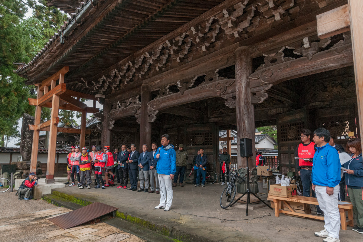 善徳寺の大きな山門下が開会式のステージ