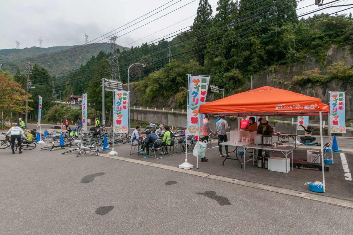 第１エイドステーション「道の駅 上平 ささら館」に到着