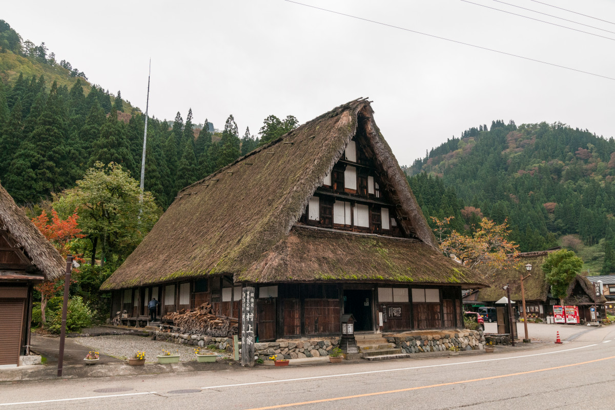 約３５０年前の様式を伝える貴重な合掌造り「重文・村上家」