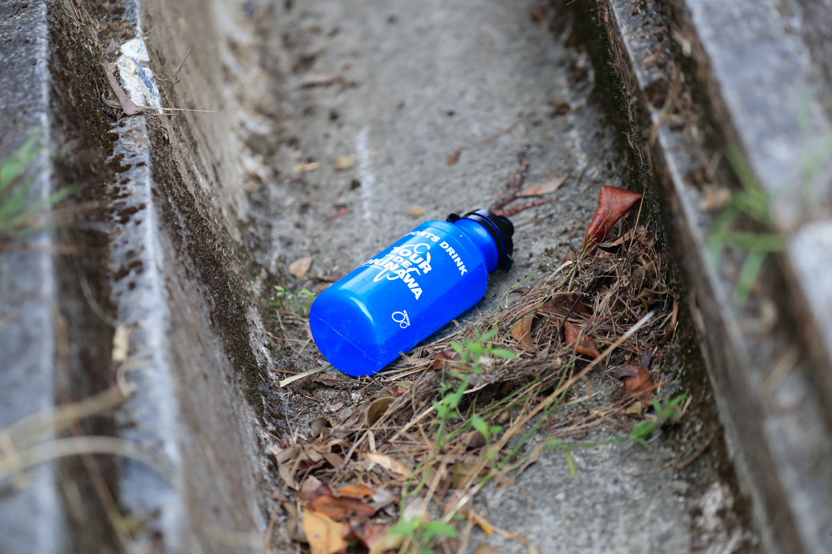 コース沿道の側溝にボトル発見！  