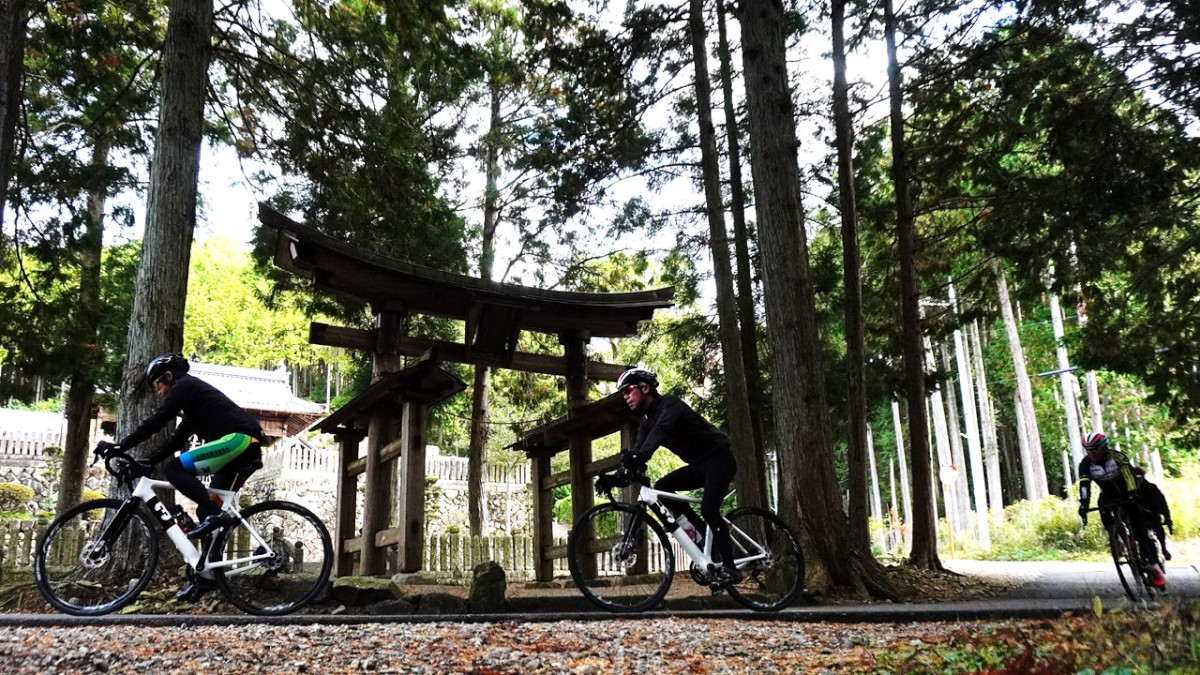 裏小路にある神社前。グラベルロードでゆったりと走る舗装路も新たな発見があって面白い。