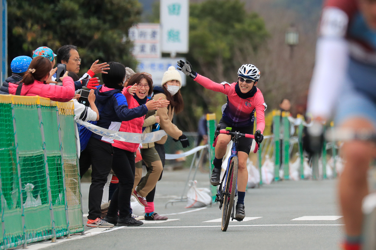 女子マスターズで独走優勝した中川 左裕里（Ehime Happy Girls Racing Team）