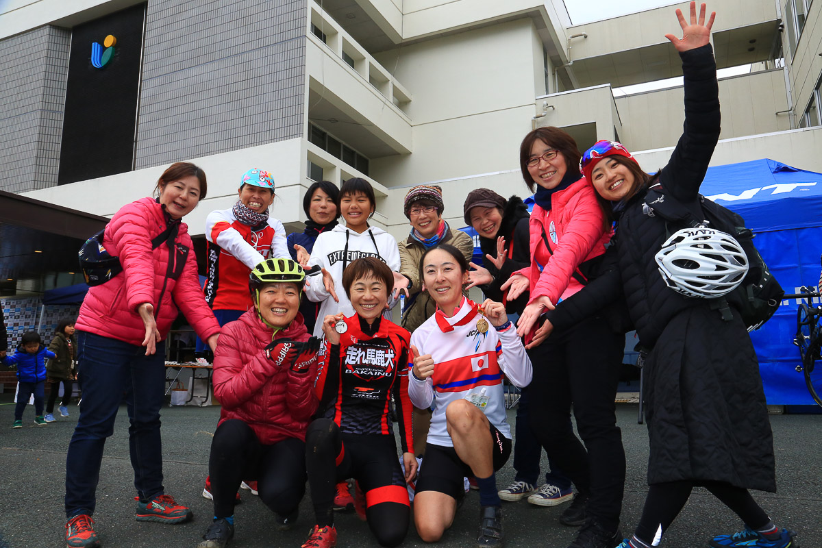 女子マスターズで優勝と2位の表彰台を出した愛媛県勢で大盛りあがり