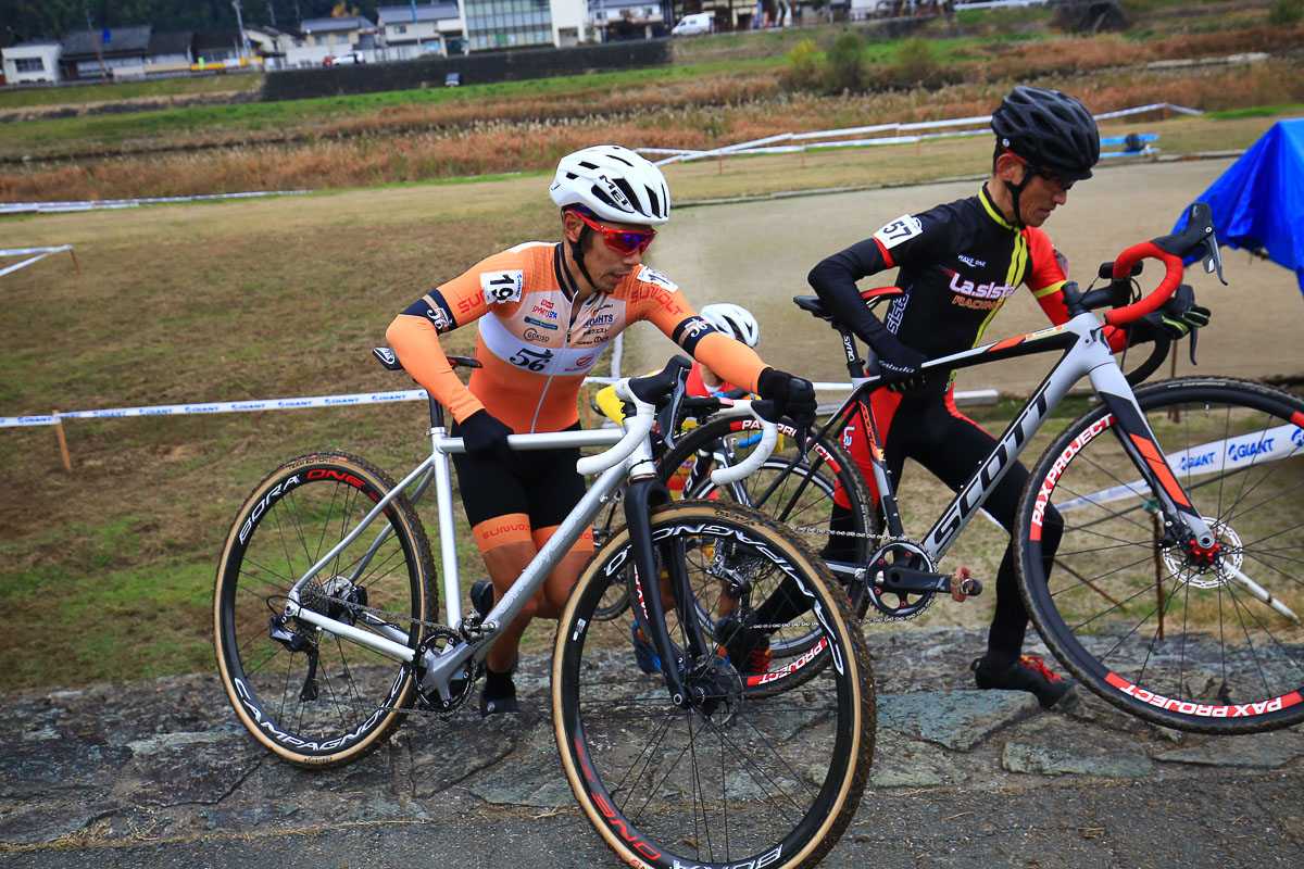 スタートで大きく出遅れた筧五郎（56サイクル）が順位を上げていく