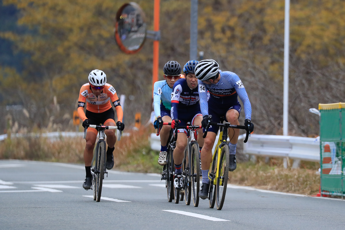 石川正道（ChampionSystemJapanTestTeam）らの4人パックに筧五郎（56サイクル）が追いつく