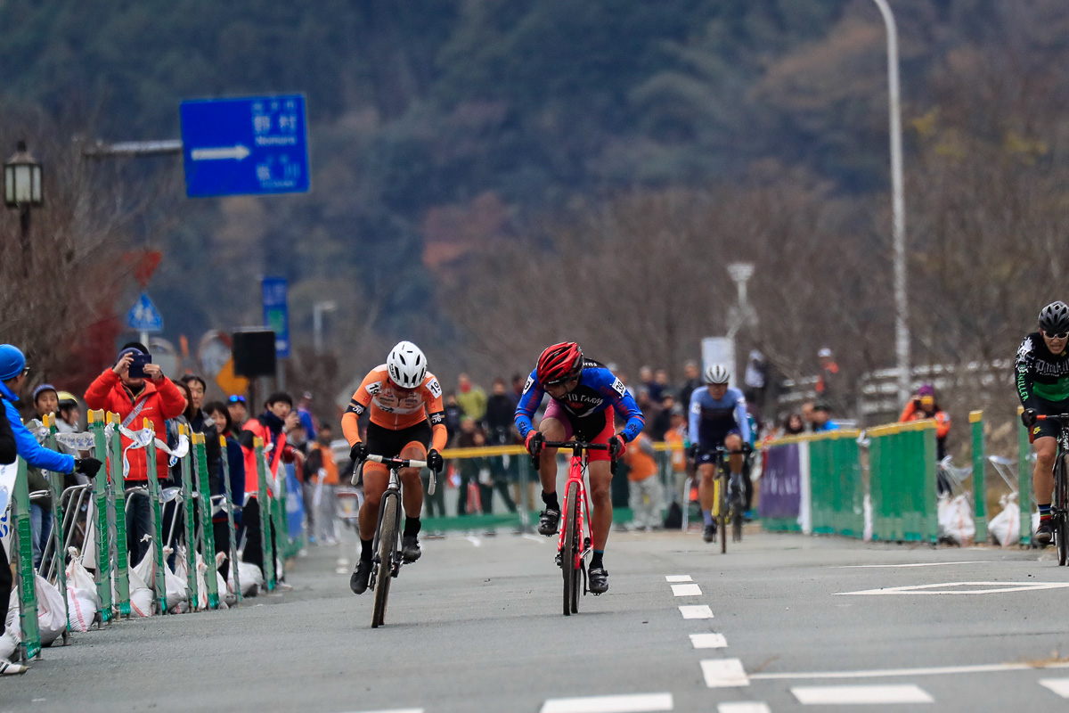 筧五郎（56サイクル）が萬谷 和也（FUJIMOTO FARM）の背後からスプリント開始