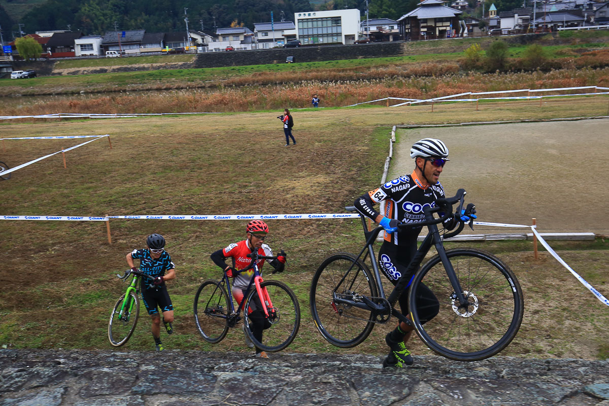 先頭を行く牧野 崇（COGS）、吉元 健太郎（チーム鳴木屋/Pep Cycles）と腰山 雅大（All-City Cycles / 662CCC）が追う