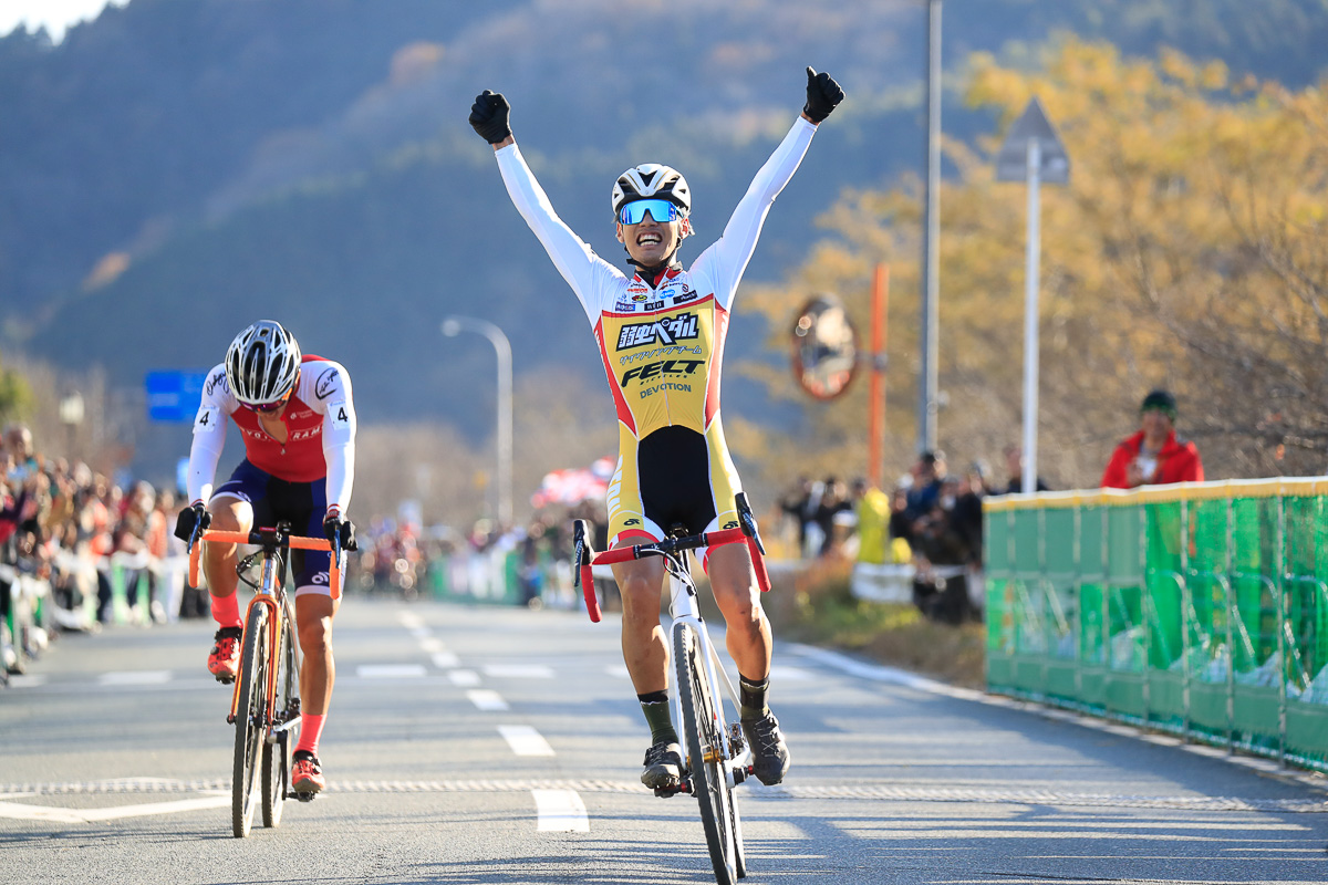 男子エリート 前田公平(弱虫ペダルサイクリングチーム)がスプリントで竹之内悠(東洋フレーム)を下す