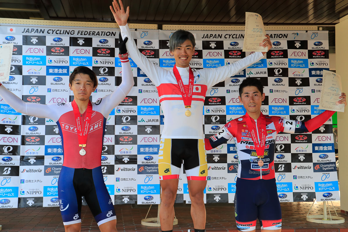 男子エリート 表彰 優勝は前田公平(弱虫ペダルサイクリングチーム)