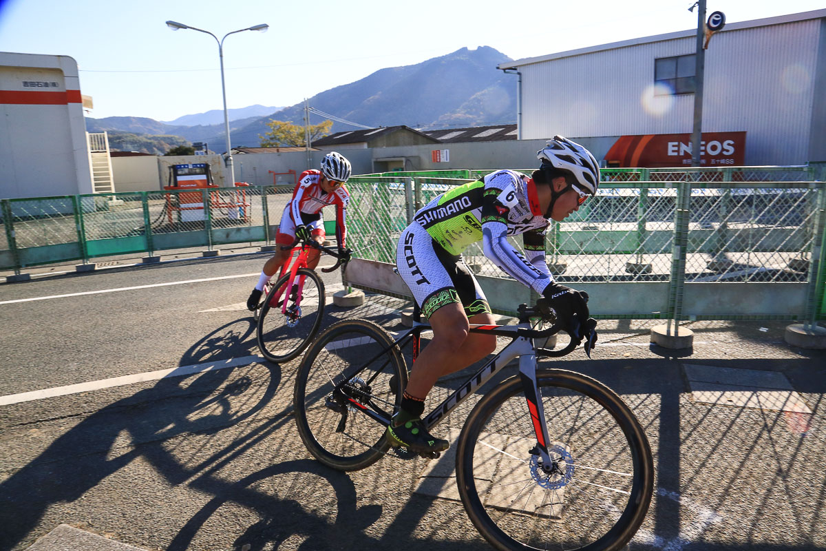 男子ジュニア 松本一成(TEAM SCOTT JAPAN)をマークする村上裕二郎(松山工業高校)